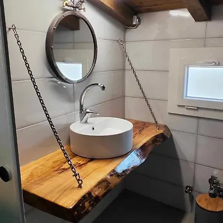 Nina's Up Скиатос